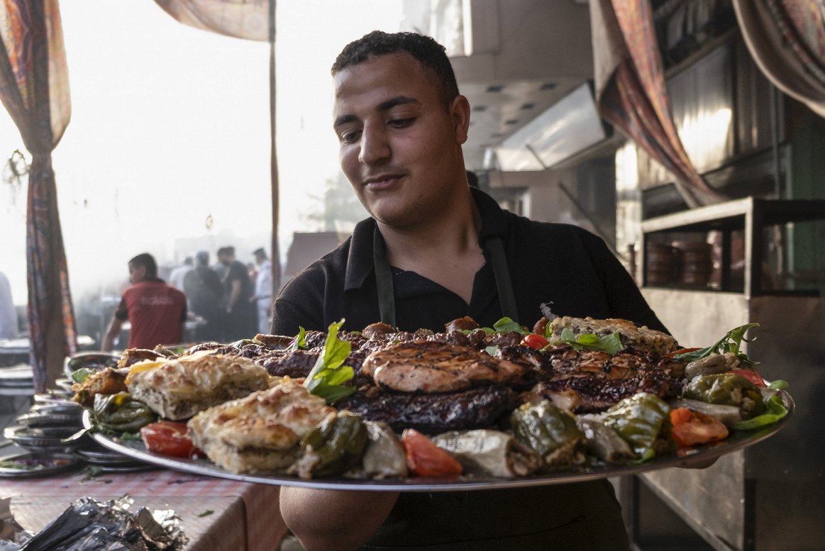 Ēģiptes galvaspilsētā Kairā tiek gatavota ramadāna maltīte