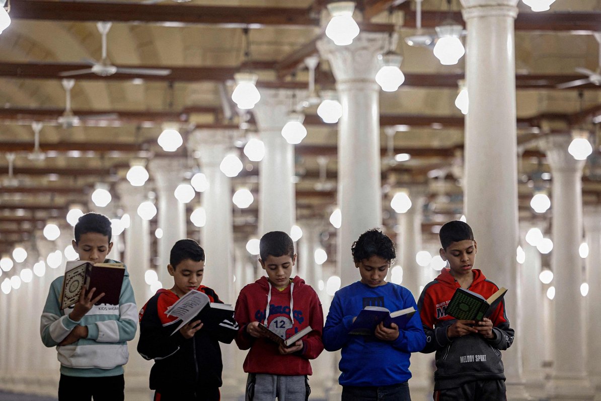 Musulmaņu zēni lasa Korānu