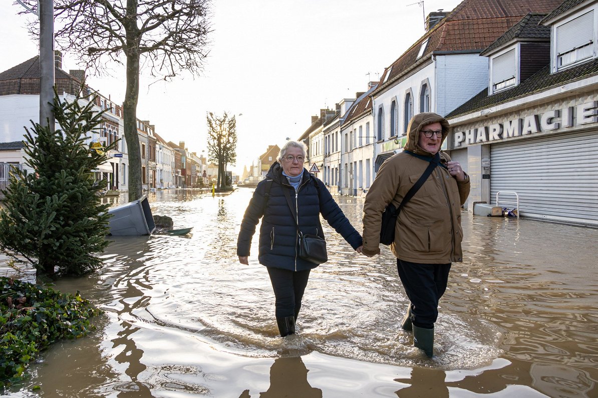 Applūdušas pilsētas ielas Francijā. Zinātnieki brīdina, ka klimata pārmaiņas pastiprinās ekstremālas...