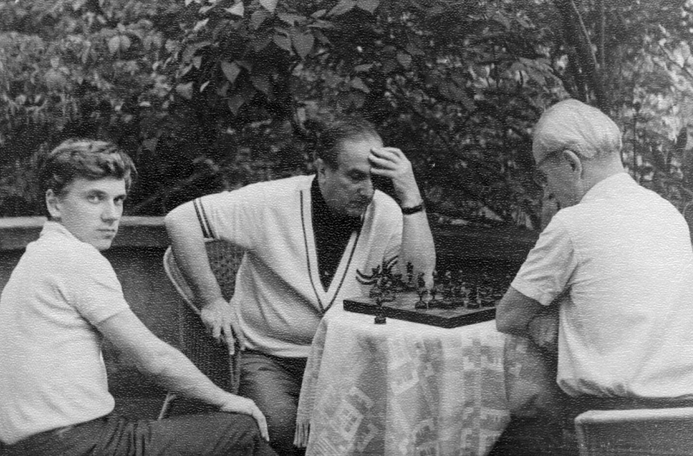 Arnis Zandmanis vēro Jakova Fliēra un tēva šaha partiju Pumpuros (1968. gads)
