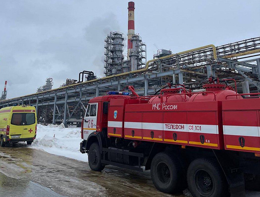 Glābšanas dienestu transports pie naftas pārstrādes rūpnīcas Ņižņijnovgorodā pēc dronu triciena.