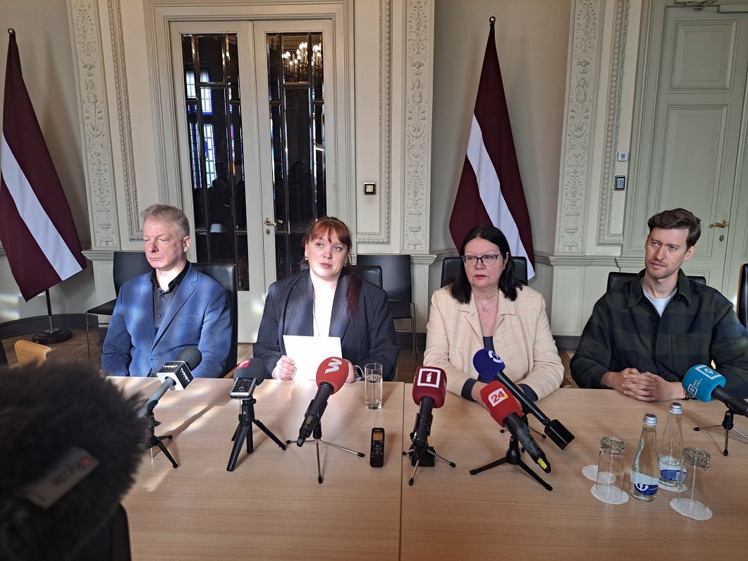 No kreisās: Guntars Prānis, Agnese Logina, Helēna Demakova, Timurs Tomsons