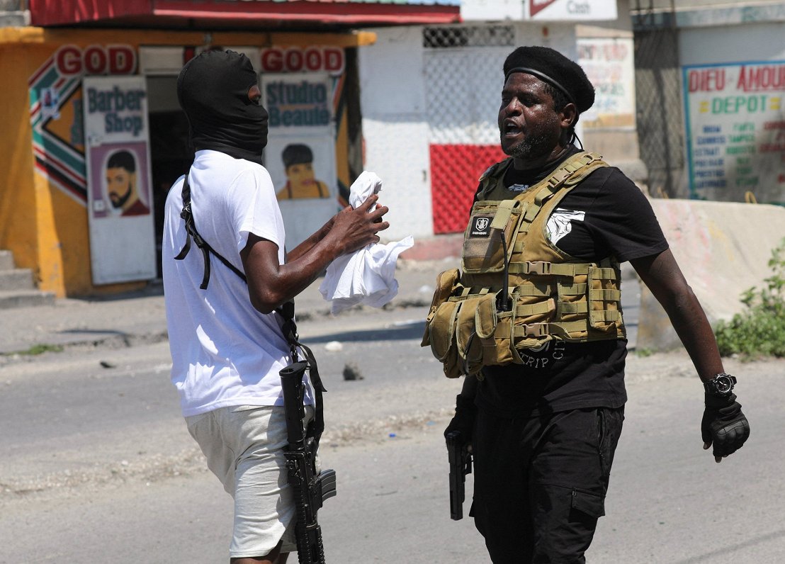 Haiti bruņotās bandas vadonis Džimijs Šerizjē ar iesauku &quot;Barbekjū&quot; (no labās)