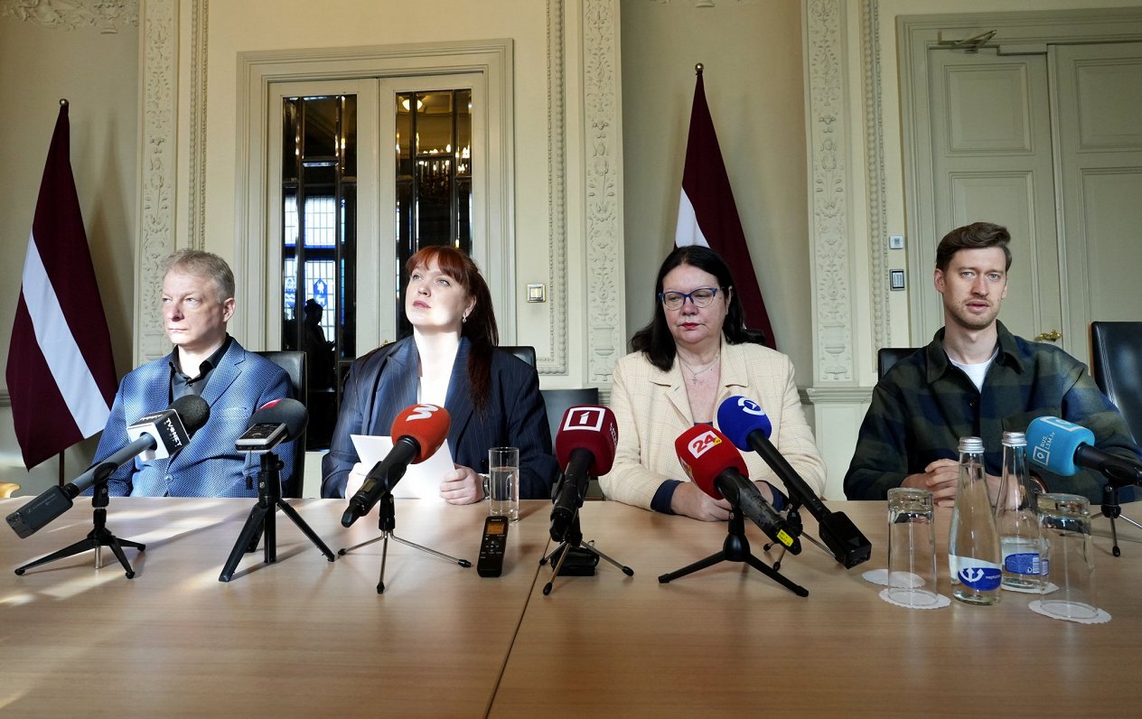No kreisās: JVLMA rektors Guntars Prānis, kultūras ministre Agnese Logina, JVLMA padomes locekle Hel...