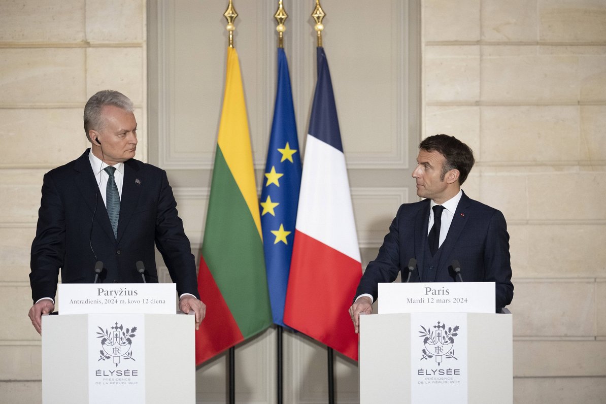 Lietuvas prezidents Gitans Nausēda (no kreisās) Parīzē ticies ar Francijas prezidentu Emanuelu Makro...