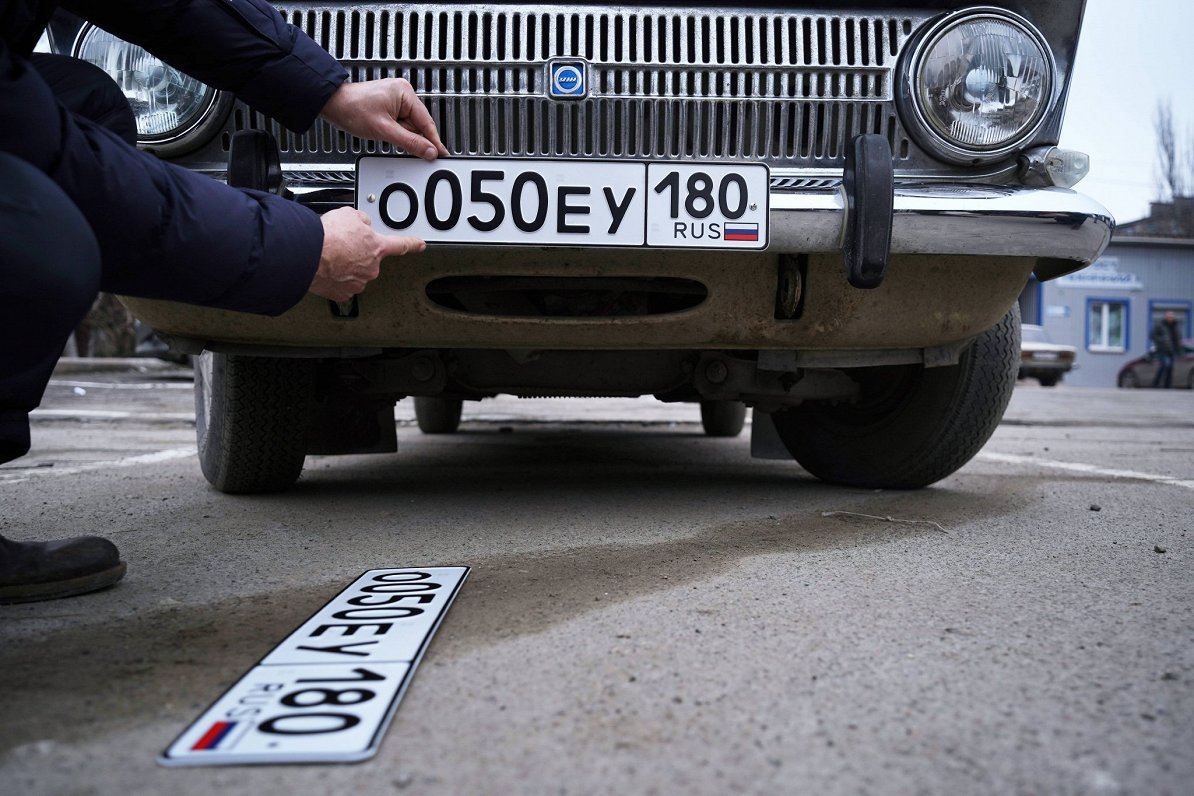 Automobilis ar Krievijas valsts numura zīmēm. Attēls ilustratīvs.