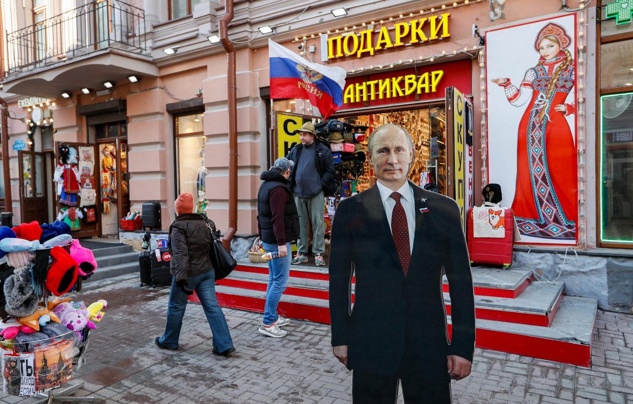 Maskavā pie veikala izstādīta Krievijas vadoņa Vladimira Putina figūra. Šonedēļ notiekošās Krievijas...