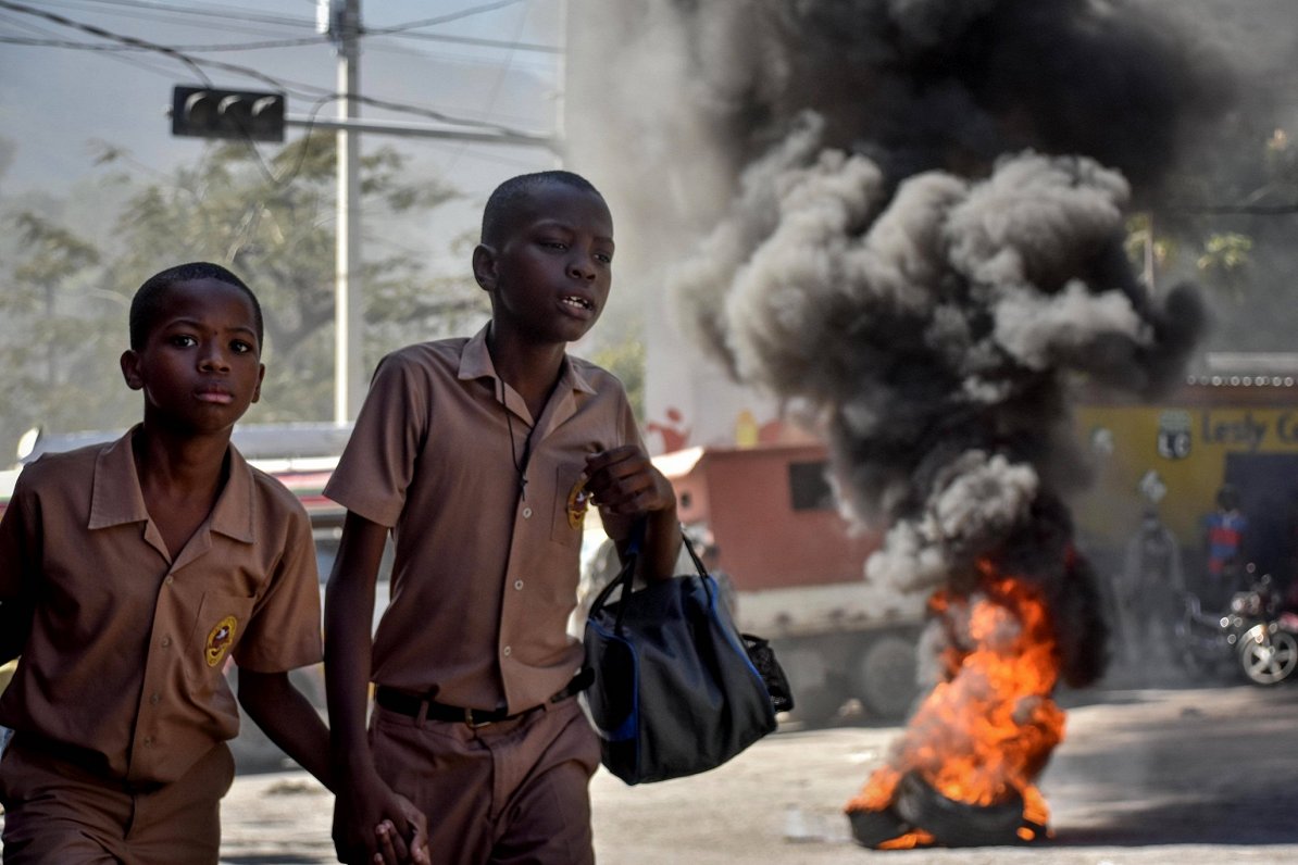 Haiti bērniem bieži jāsaskaras ar vardarbību pilsētu ielās