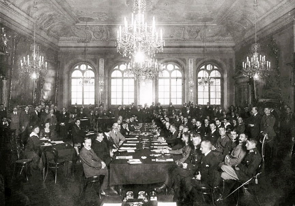 Pierwsze posiedzenie plenarne rokowań. Delegacja sowiecka po lewej, po prawej delegacja polska ze St...