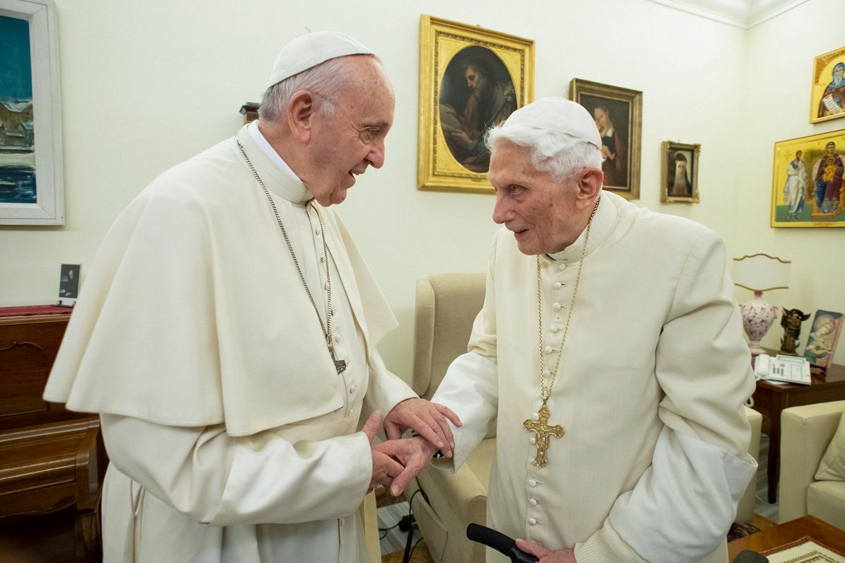 Pāvests Francisks (no kreisās) ar savu priekšteci Benediktu XVI 2018. gadā. Francisks neplāno rīkoti...