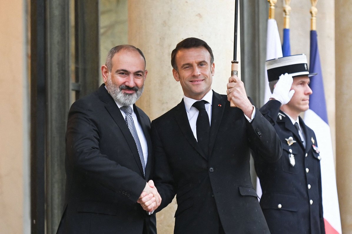 Francijas prezidents Emanuels Makrons sasveicinās ar Armēnijas premjeru Nikolu Pašinjanu