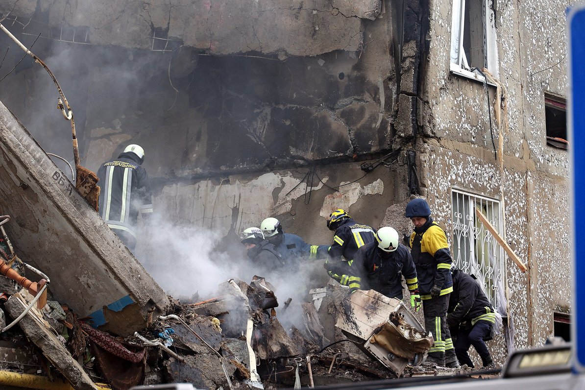 Ilustratīvs attēls: Izpostīta ēka Ukrainā pēc Krievijas triecieniem