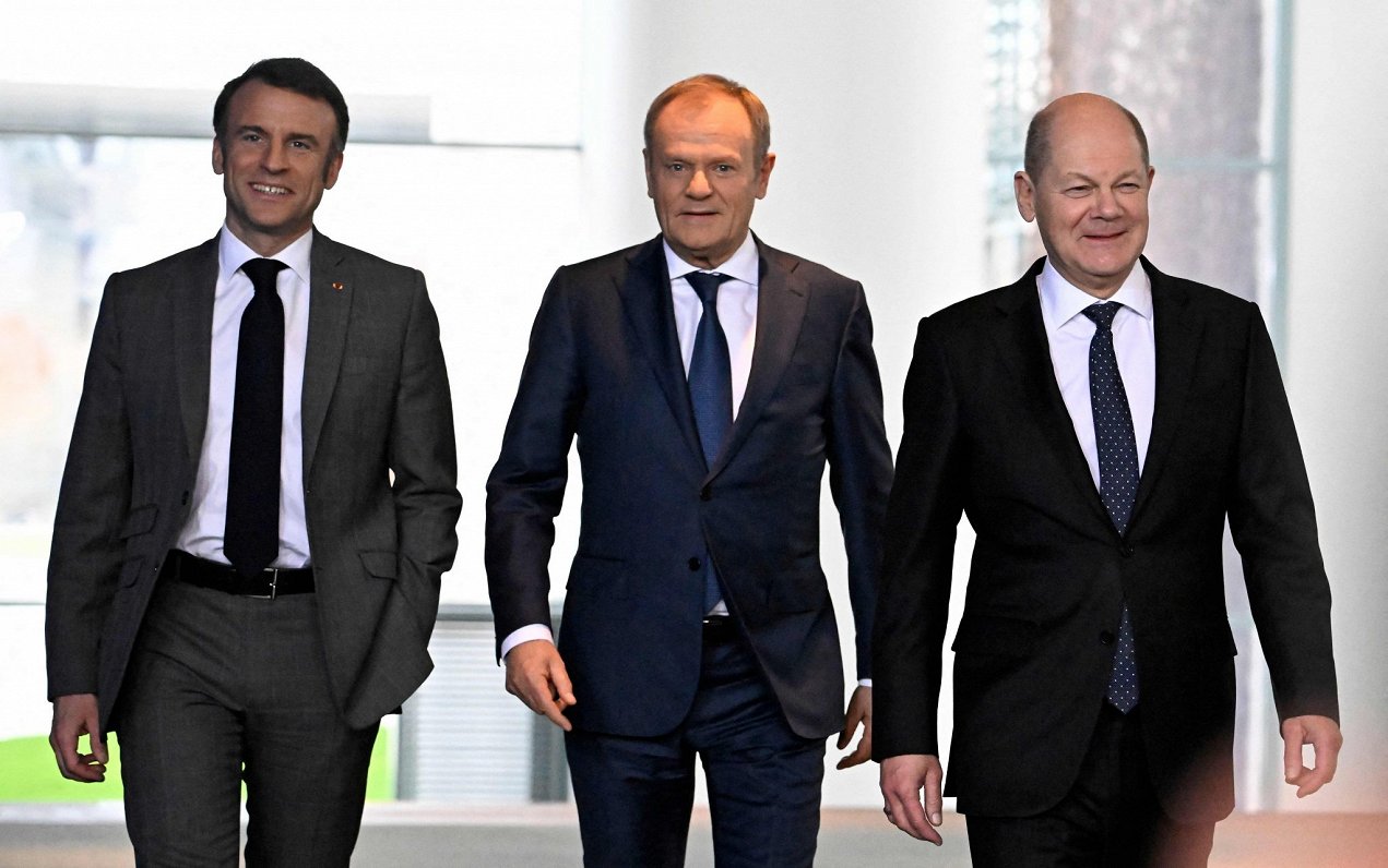 Francijas prezidents Emanuels Makrons (no kreisās), Polijas premjers Donalds Tusks un Vācijas kancle...