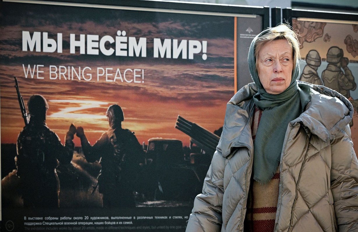 Krievijas propagandas plakāts Maskavā ar saukli &quot;Mēs nesam mieru!&quot;