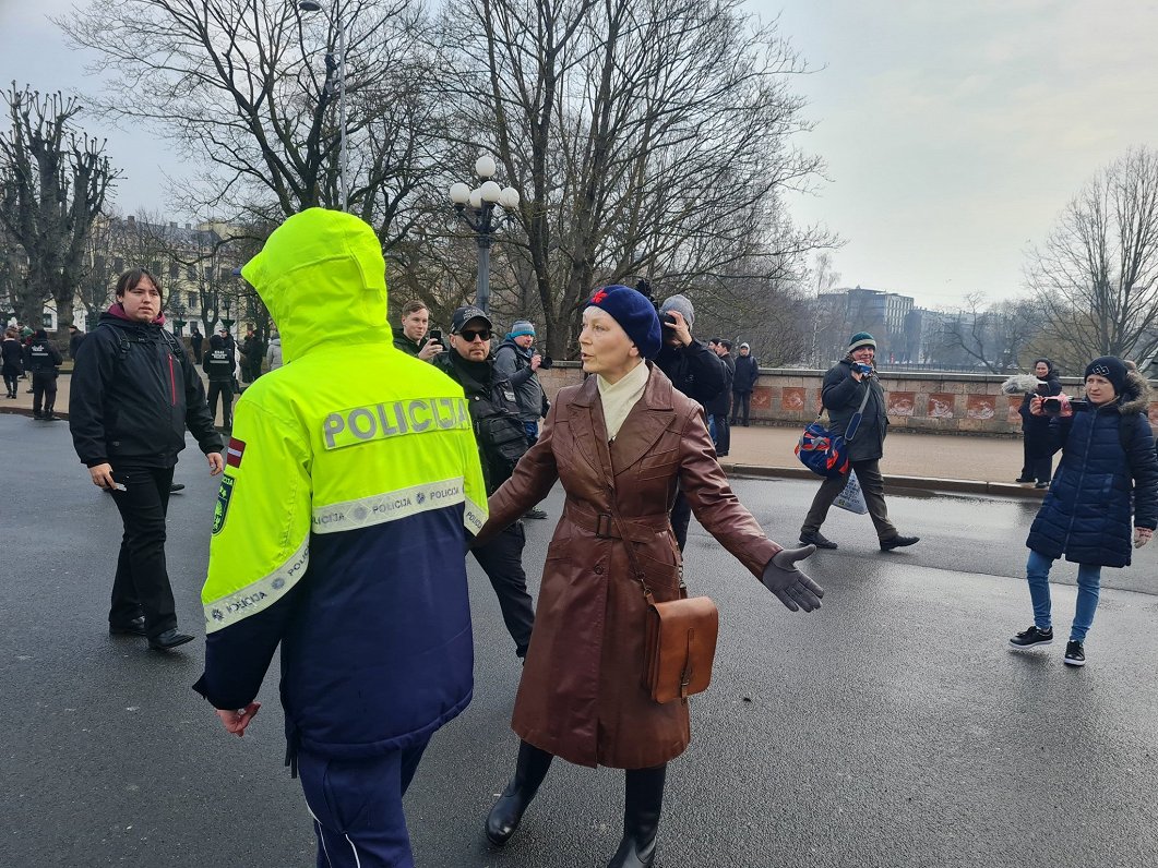 Valsts policija leģionāru piemiņas pasākumā Rīgā aizturējusi prokremlisko aktīvisti Jeļenu Kreili, 1...