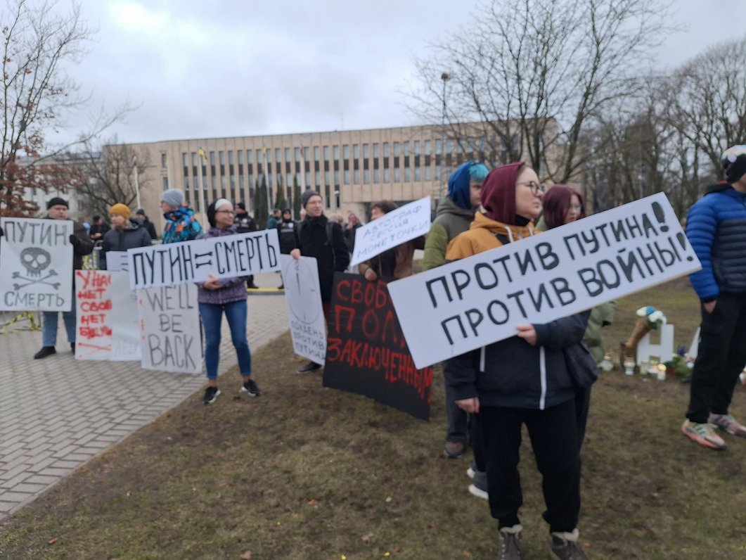 Акция протеста против «выборов» президента РФ в Риге