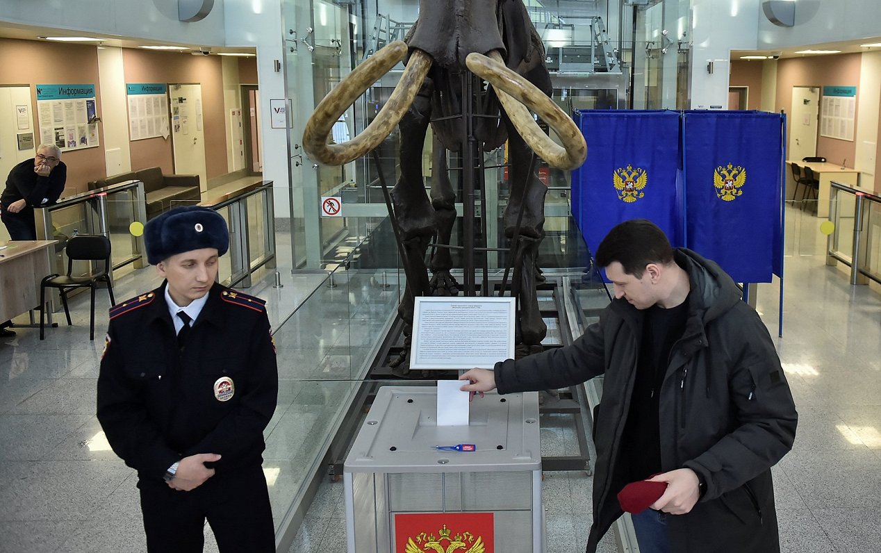 Krievijas prezidenta &quot;vēlēšanas&quot; Novosibirskā ar mamuta skeletu fonā