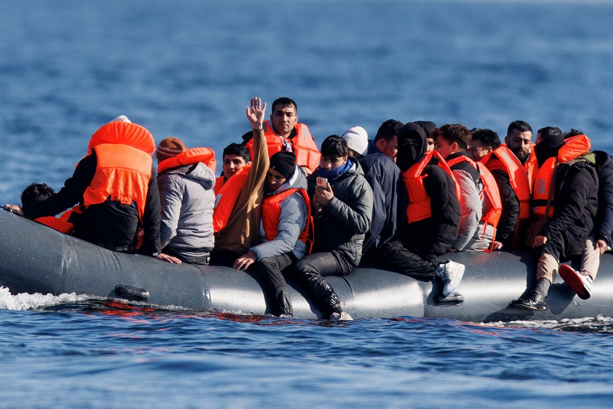 Migranti uz plosta.