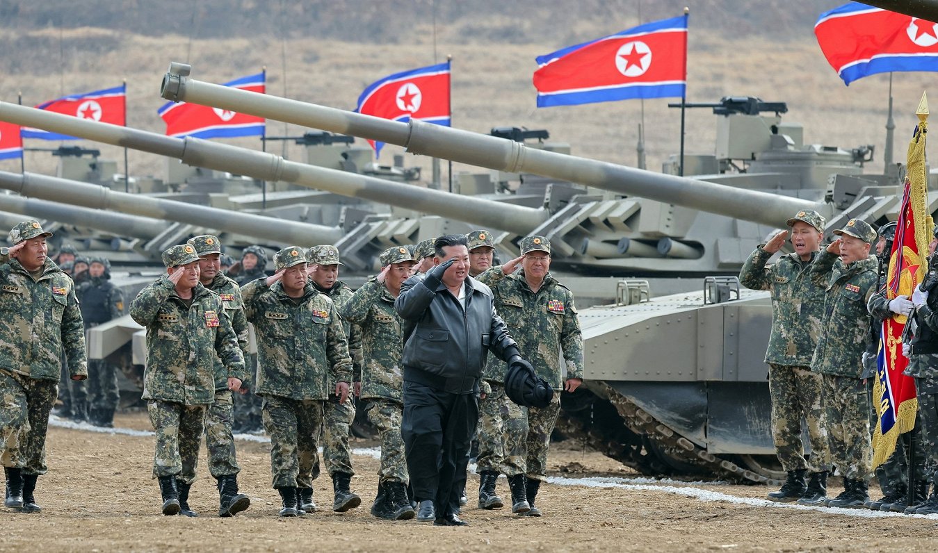 Ziemeļkorejas līderis un tankisti.