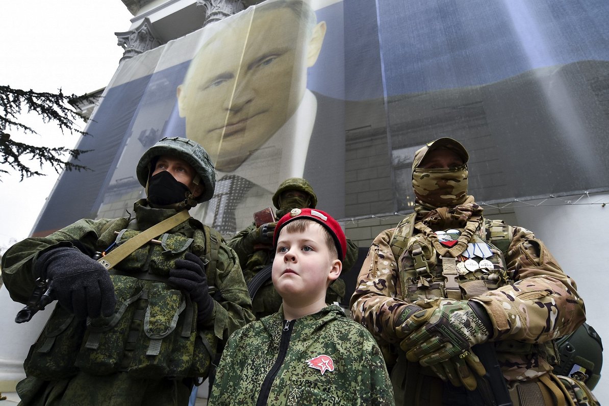 Zēns pozē ar Krievijas armijas karavīriem Jaltā