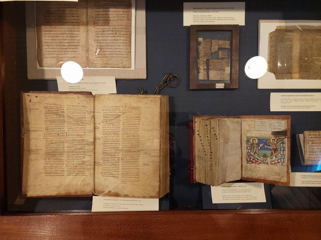 Seniespieddarbu un rokrakstu izstāde “Bibliotheca Rigensis 500”