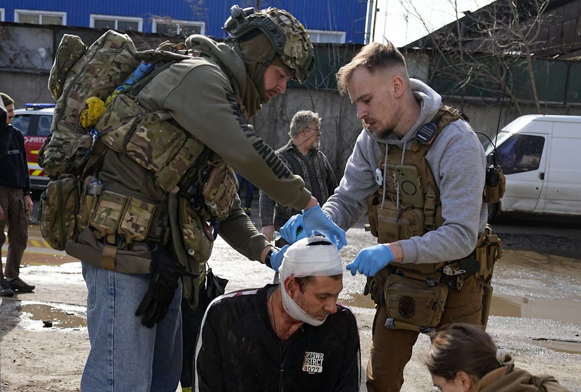 Ukrainas mediķi palīdz cilvēkam, kurš ievainots Krievijas raķetes triecienā Harkivā