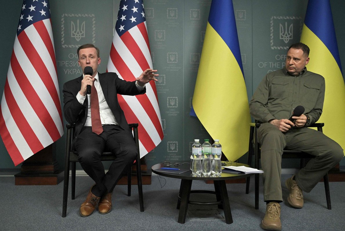 ASV prezidenta Džo Baidena nacionālās drošības padomnieks Džeiks Salivans (no kreisās) un Ukrainas p...