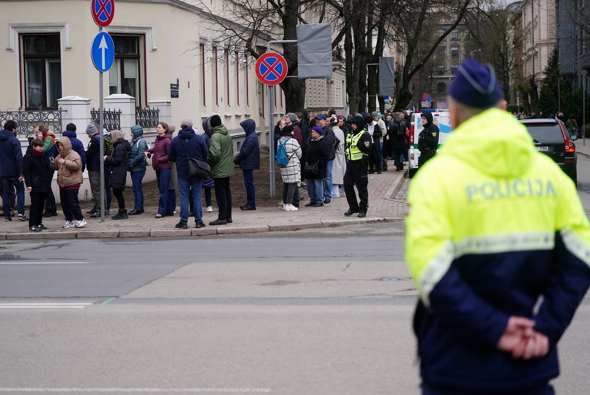Cilvēki stāv rindā pie Krievijas vēstniecības Latvijā, kur 17. martā varēja balsot Krievijas prezide...