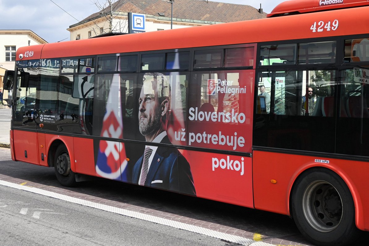 Slovākijas prezidenta amata kandidāta un bijušā valsts premjera Petera Pelegrīni reklāma Bratislavā