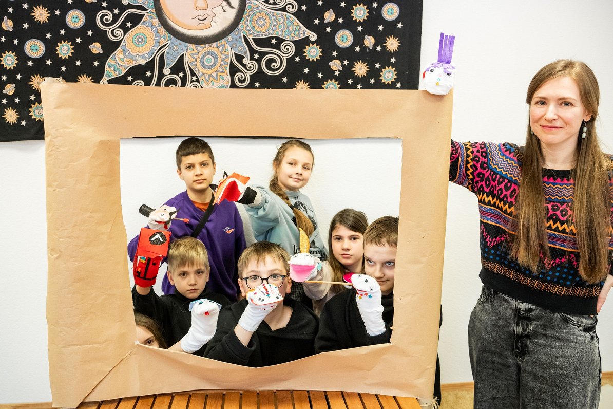 Leļļu un mūzikas terapijas projekts ukraiņu bērniem Kijivā