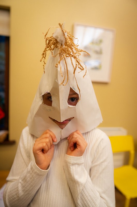 Ukraiņu bērna darināta maska.