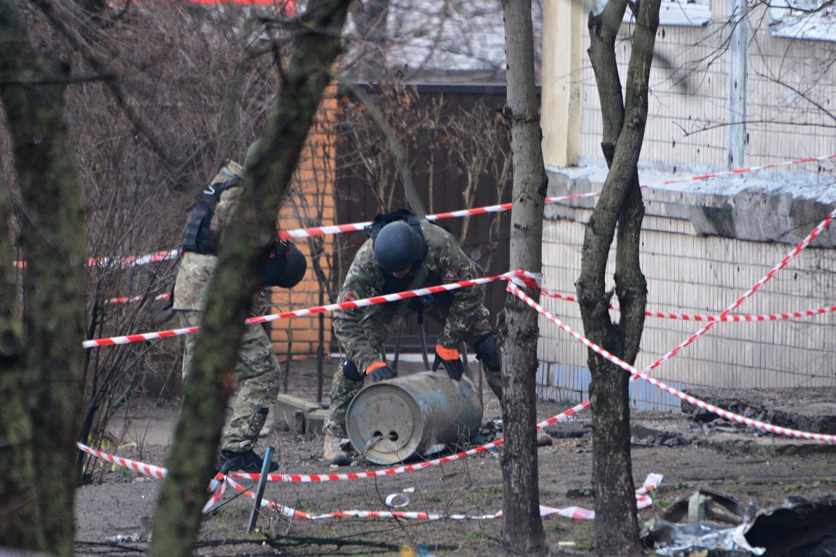 Raķetes fragments pie dzīvojamā nama pēc Krievijas armijas uzbrukuma Kijivai.