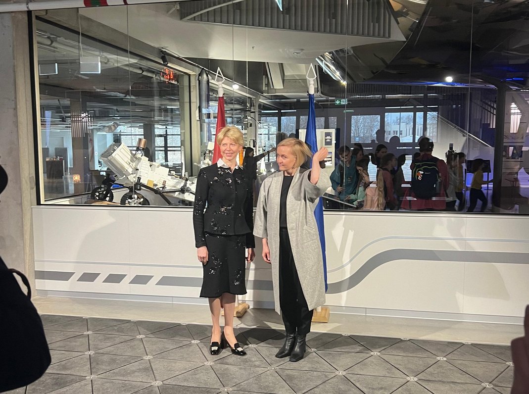 Igaunijas izglītības ministre ar delegāciju viesojās Cēsu Kosmosa izziņas centrā