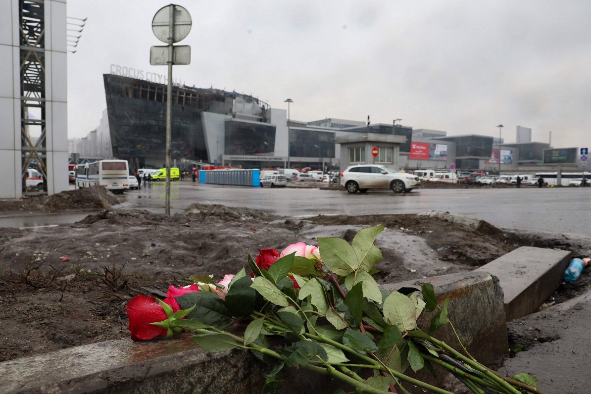 Ziedi upuru piemiņai pie koncertzāles Piemaskavā