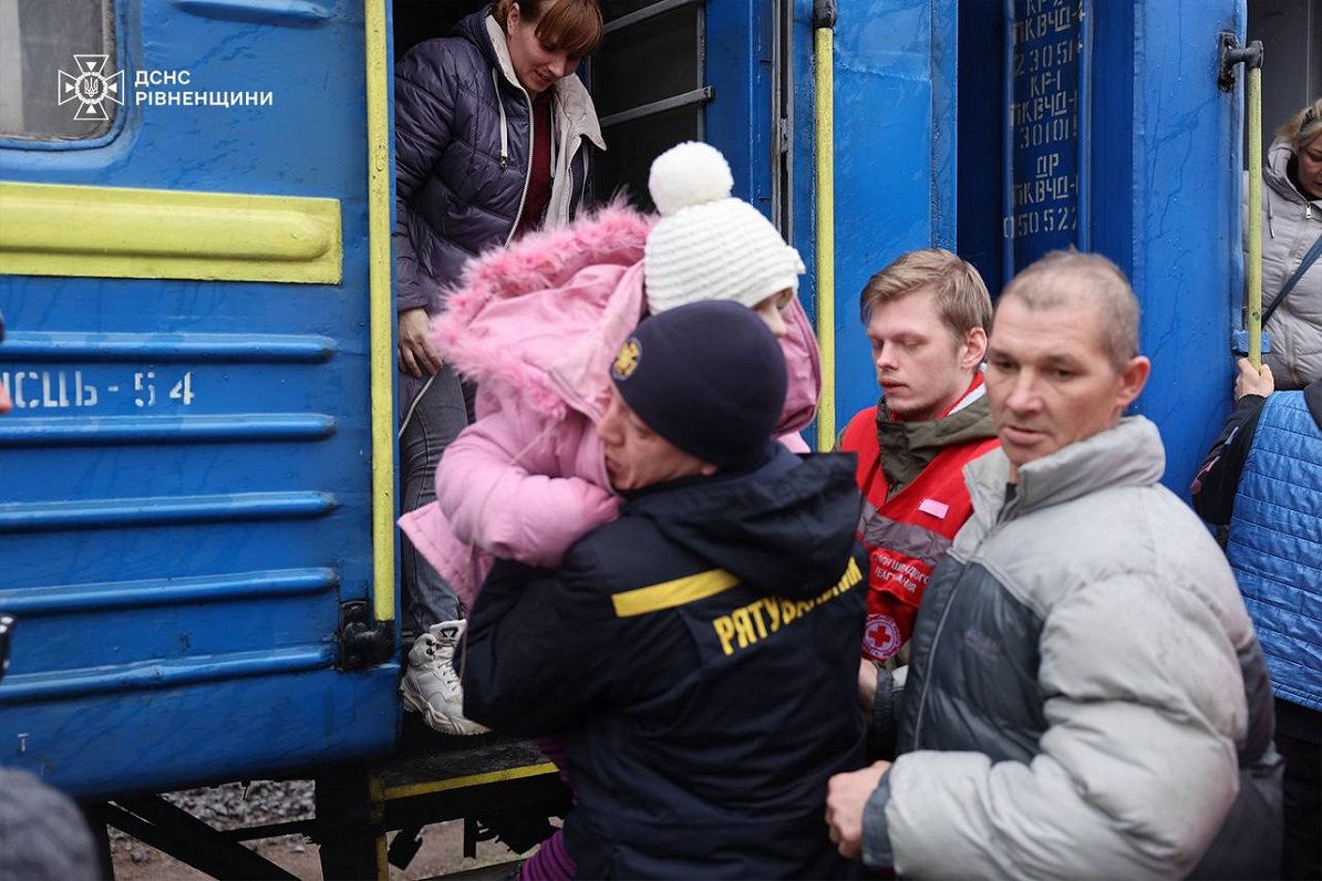 Evakuācijas vilciens Rivnē, Doneckas reģionā.