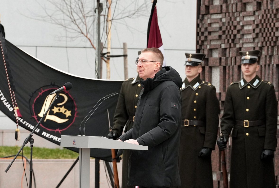 Valsts prezidents Edgars Rinkēvičs uzrunā klātesošos pie Okupācijas muzeja.