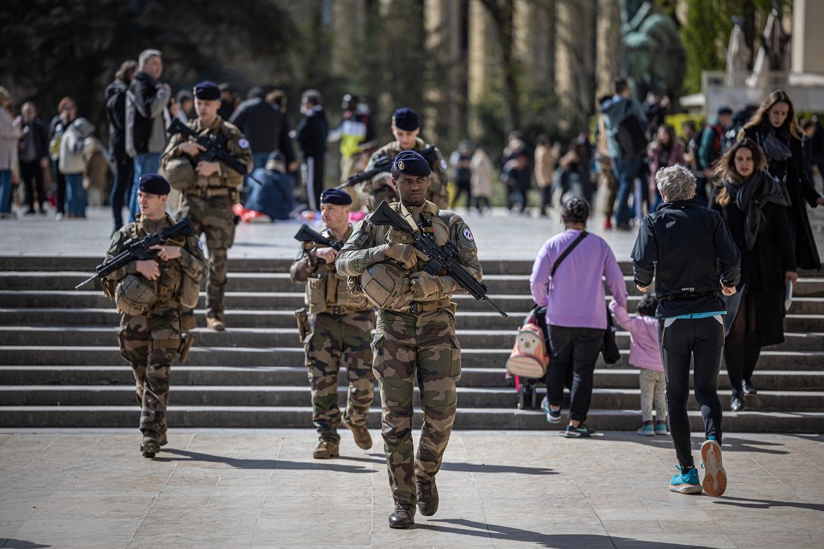 Francijas karavīri ar šaujamieročiem patrulē Eifeļa torņa apkaimē Parīzē. Francijā ir izsludināts au...