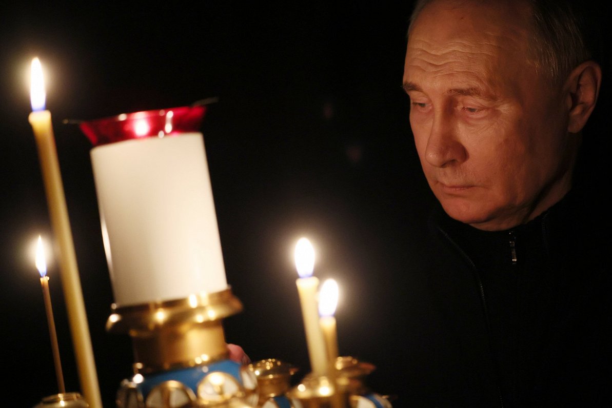Krievijas diktators Vladimirs Putins aizdedzina svecīti Piemaskavā notikušā teroraktu upuru piemiņai