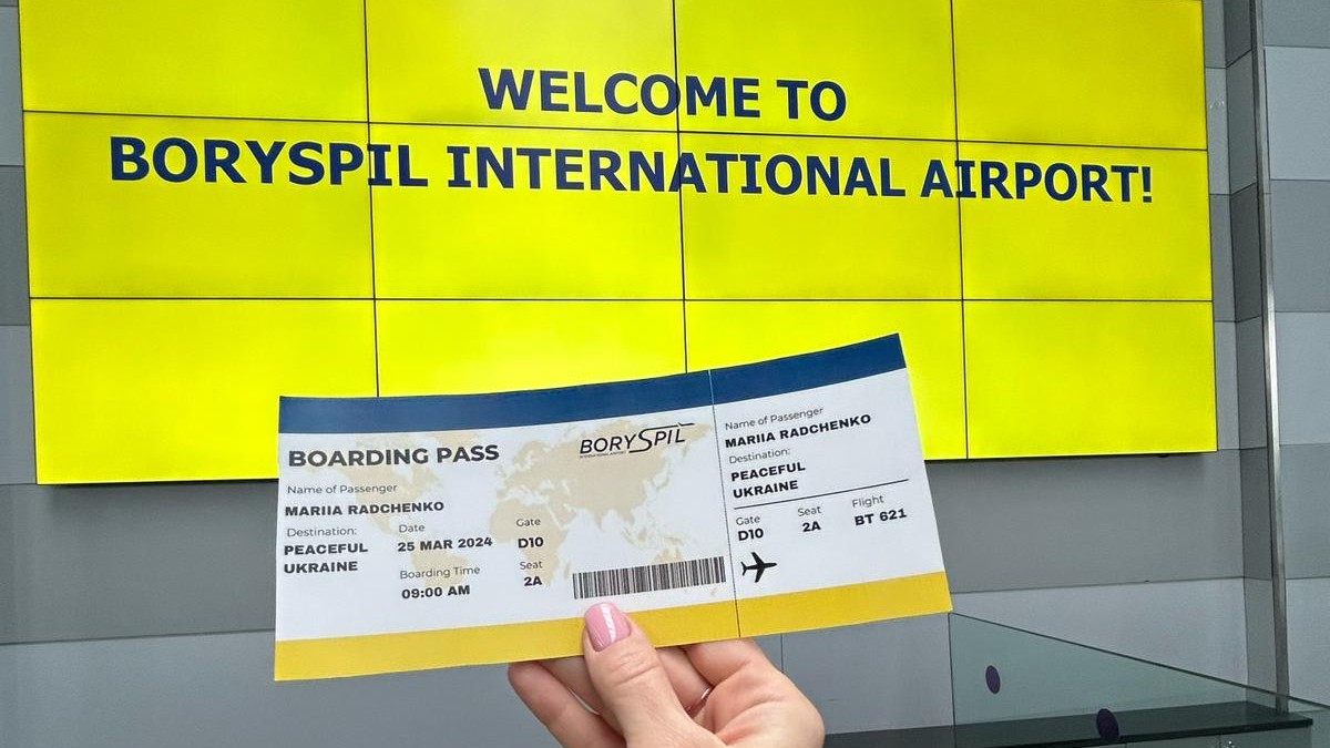 Ilustratīvs attēls: lidmašīnas biļete pie &quot;airBaltic&quot; paziņojumu ekrāna