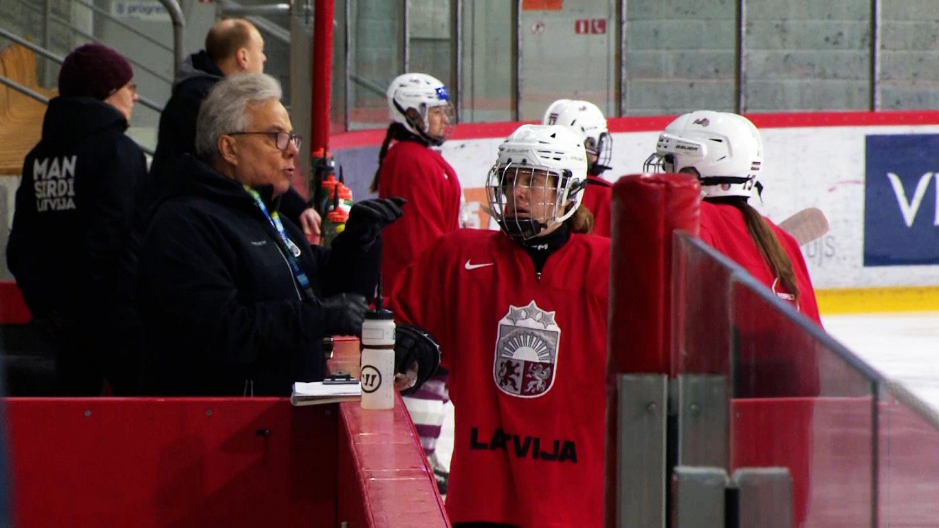 Treneris Hannu Saintula (pa kreisi) Latvijas hokeja izlases treniņā