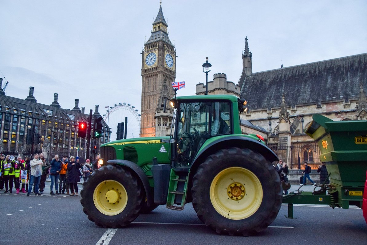 Lielbritānijas lauksaimnieki protestē Londonā pie Vestminsteras pils