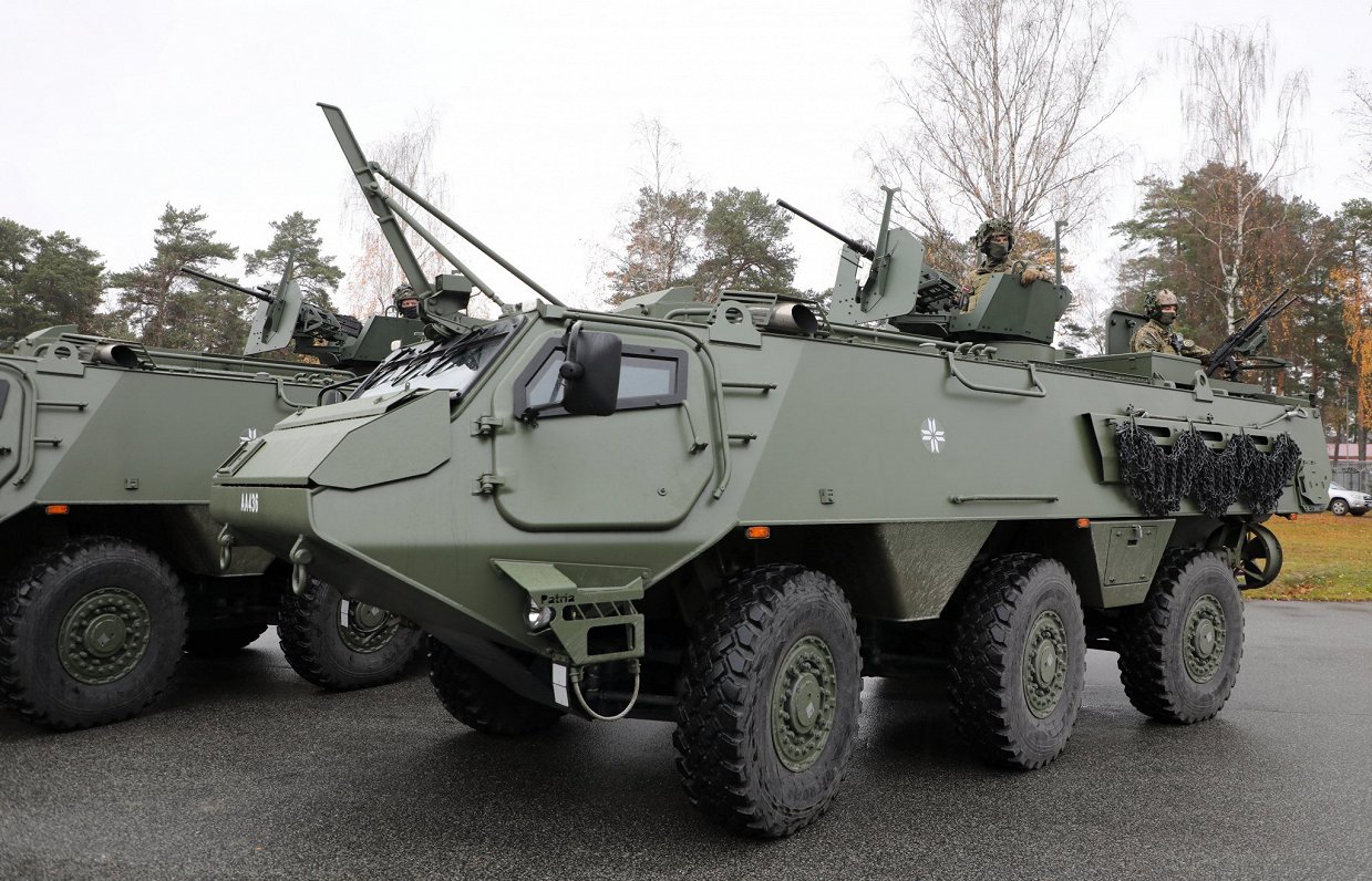 Бронетехника Patria 6x6 на военной базе в Адажи