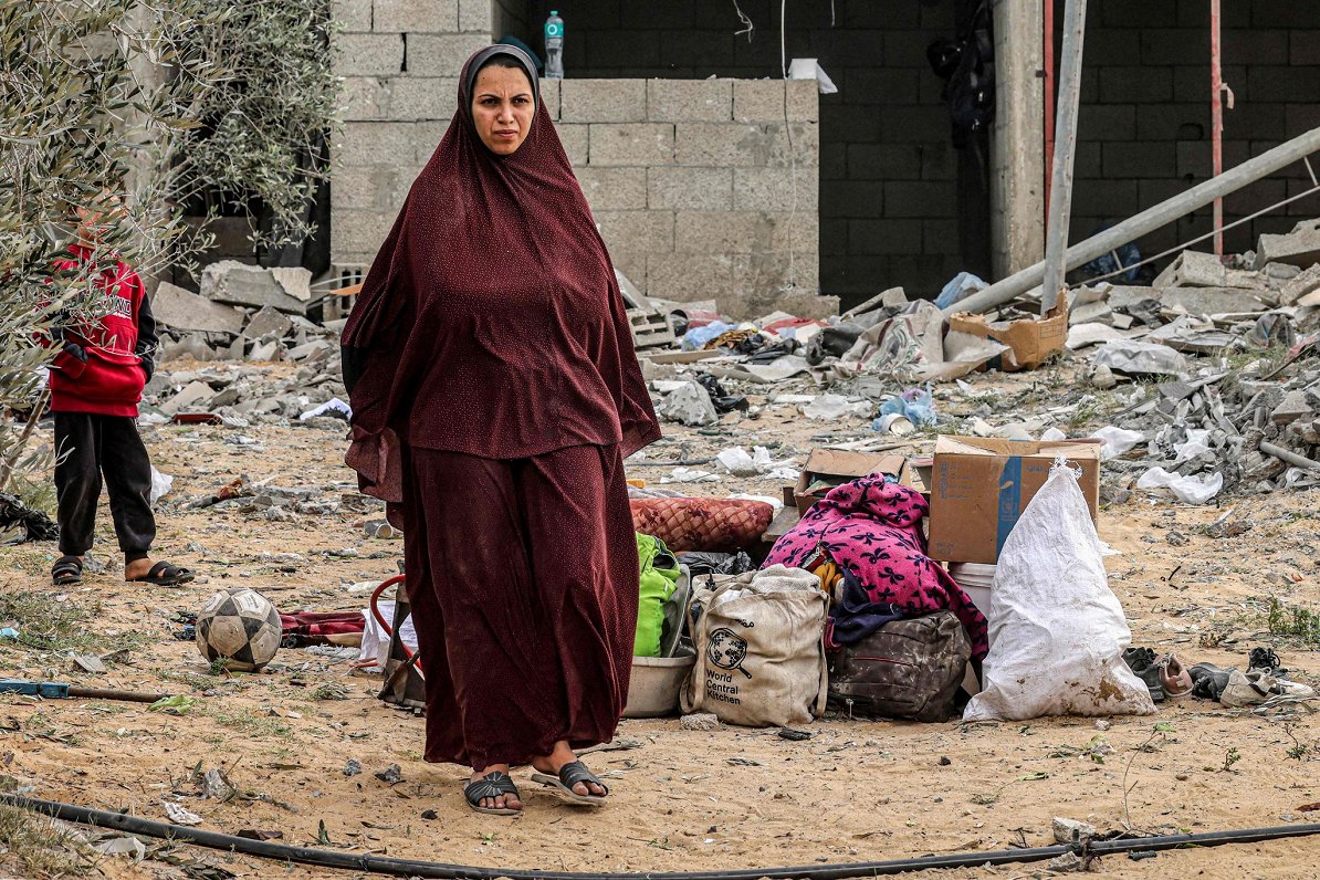 Sieviete starp gruvešiem Gazas joslas pilsētā Rafahā pēc Izraēlas triecieniem