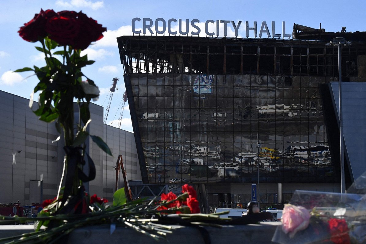 Cilvēki noliek ziedus pie izpostītās koncertzāles &quot;Crocus City Hall&quot; Piemaskavā, Krievijā