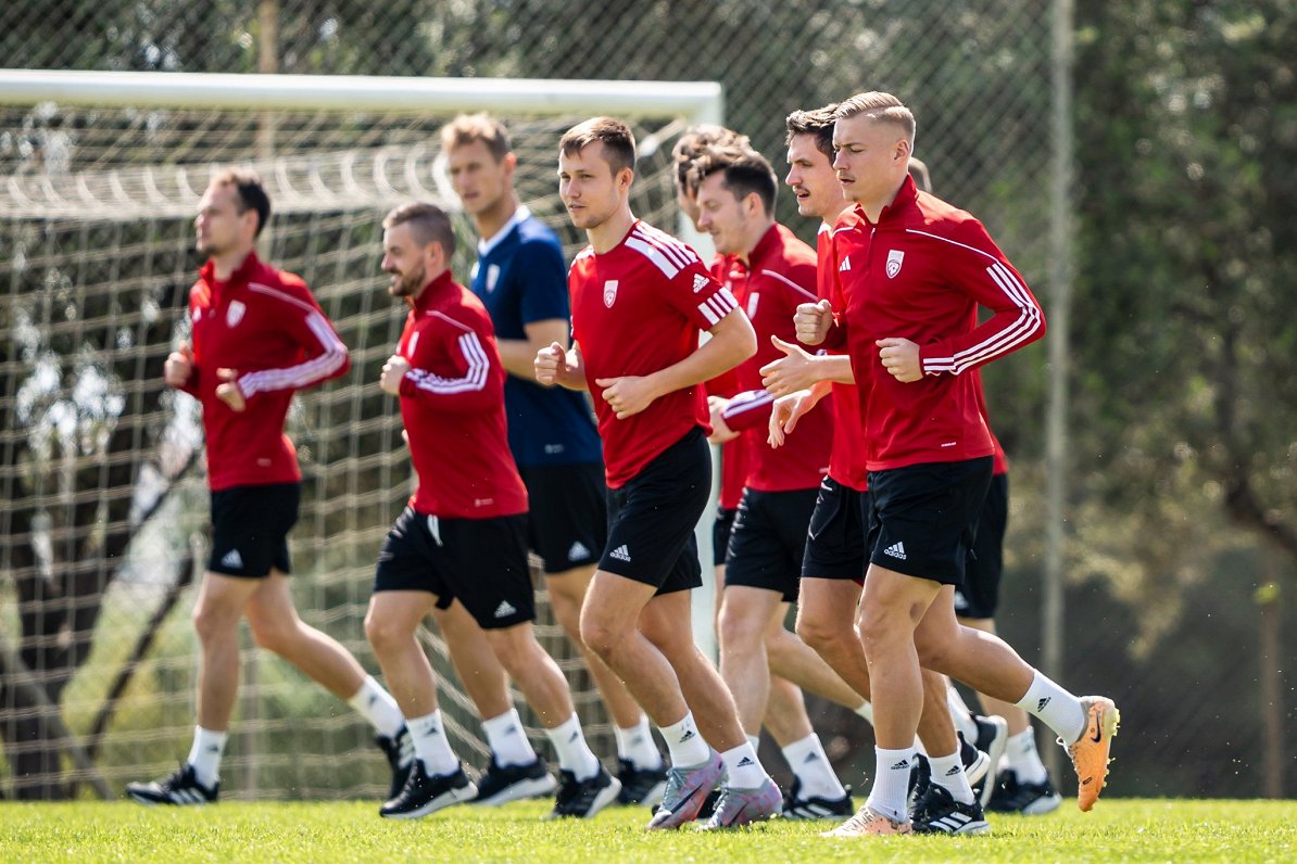 Pica bez ananāsiem, izmaiņas spēlētāju sastāvā. Latvijas futbola izlase aprod ar treneri Nikolato