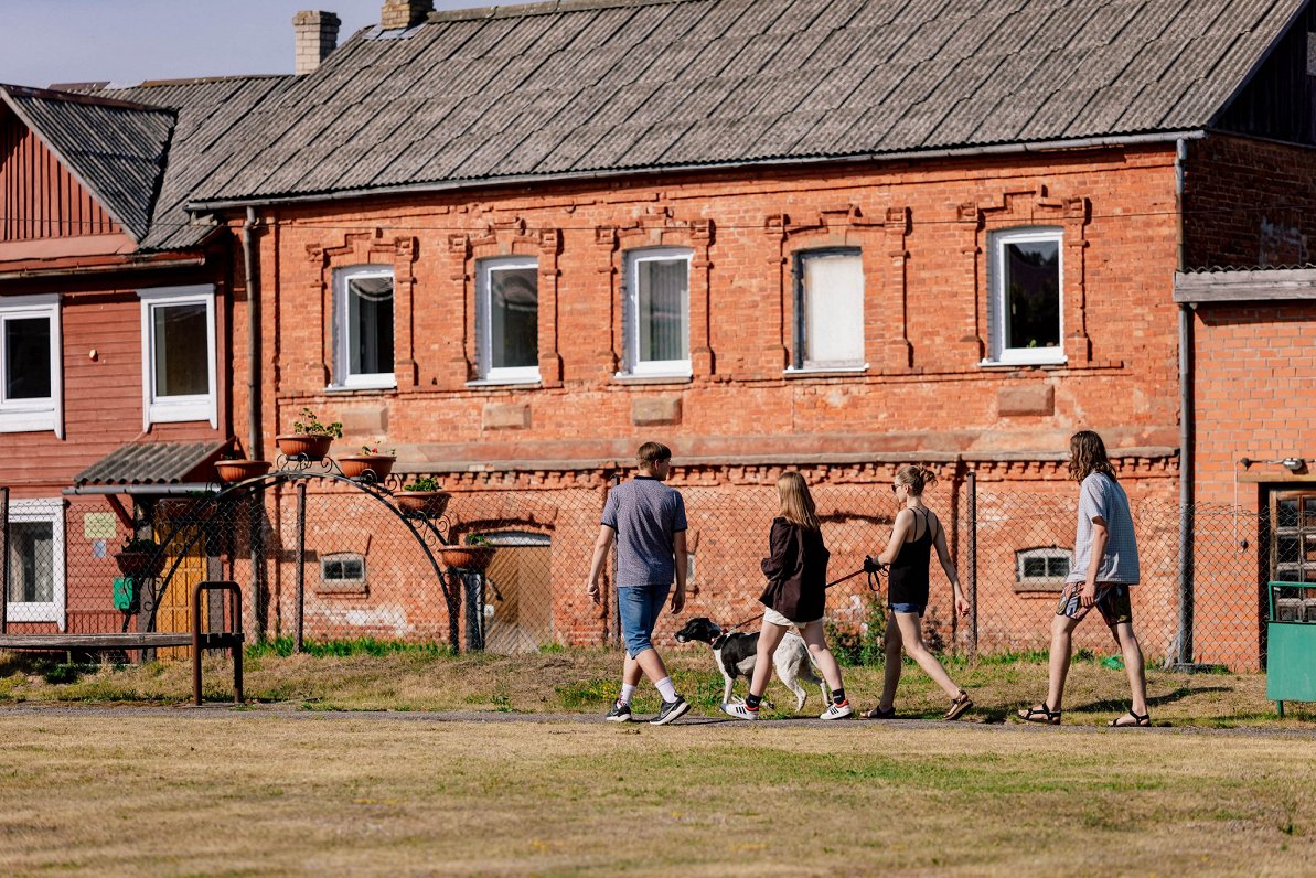 Kopā ar dagdiešiem Linardu Kalniņu un Kristu Etu Rutku, iepazīstot Dagdas pilsētu.