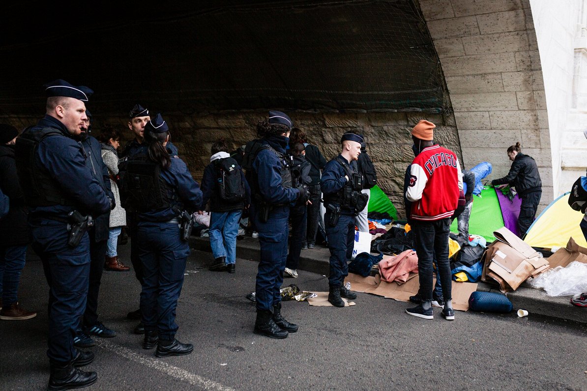 Francijas policisti piedalās migrantu apmetnes likvidēšanā zem viena no Parīzes tiltiem