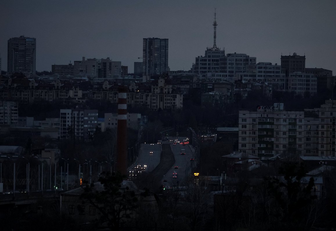 Harkivas centrs bez elektrības piegādes pēc Krievijas armijas uzbrukuma.