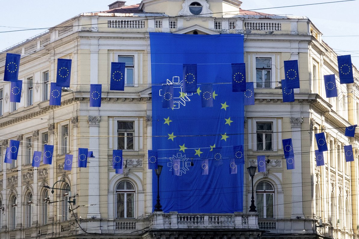 Eiropas Savienības karogi Bosnijas un Hercegovinas galvaspilsētas Sarajevas ielās