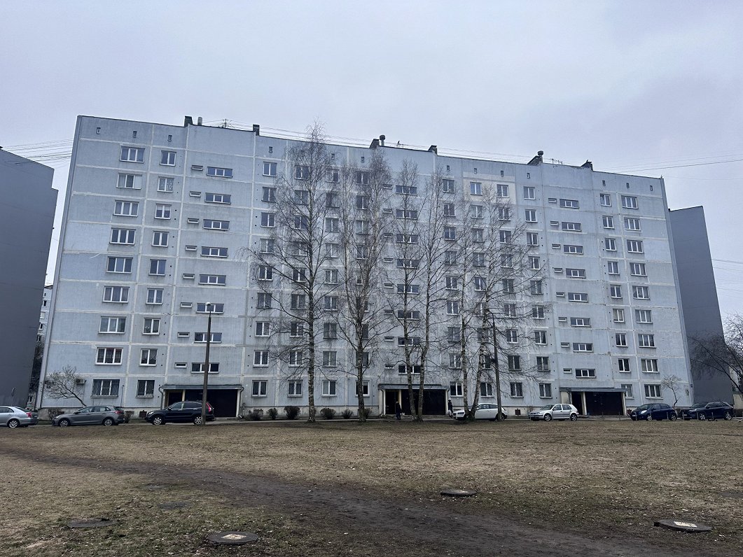 Slokas iela 201, Imantā. Šajā dauddzīvokļu ēkā Imantā Krievijas vēstniecībai pieder dzīvoklis. To sa...